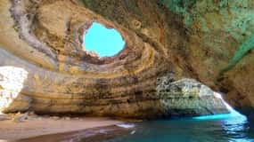 Portimão: Passeio de Barco Privado às Grutas de Benagil