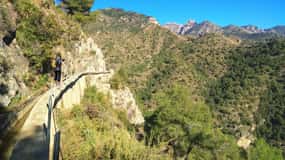 Von Málaga aus: Frigiliana-Wanderung mit Wein und Appetithäppchen