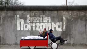 Berlin: City Sightseeing Tour in a Unique BedBike