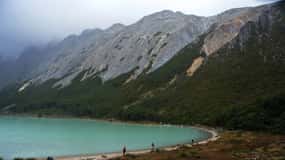 Ushuaia: Esmeralda Lagoon Hiking Tour with Lunch and Drinks