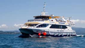 O Grove: Ría de Arousa Catamaran Tour with Seafood Lunch