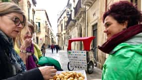 Lecce: Tour guidato e degustazione di cibo di strada con il risciò