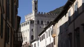 Gubbio: Old Town Guided Walking Tour with Piazza Grande