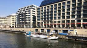 Berlin: Boat Sightseeing Cruise with Audioguide