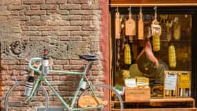 Lucca: Taste Tuscany on a Full Meal Food Tour with a Local