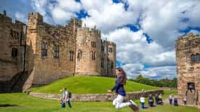 Von Edinburgh aus: Tagestour nach Bamburgh und Alnwick Castle