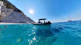 Skiathos: crociera giornaliera privata con motoscafo intorno all'isola