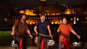 Roma: Excursión nocturna en bicicleta eléctrica Cannondale con cena opcional