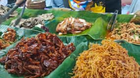 Takua Pa : Marché alimentaire, musée du Tsunami, temple et vieille ville
