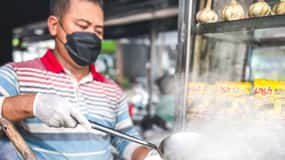 Phnom Penh: Morning Market & Guided Breakfast Tour by Tuktuk