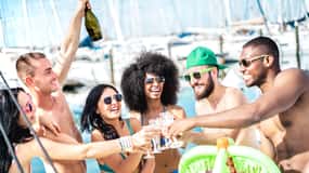 Cartagena: Party Boat to Cholon Beach with 2 Drinks & Lunch