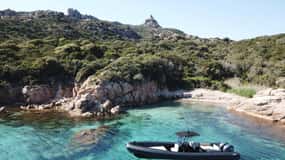 Calvi : Excursion privée en hors-bord vers les plages sauvages avec apéritif