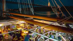 Lissabon: Sunset Boat Party mit Live-DJ und Nachtclub-Eintritt
