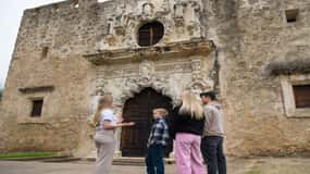 San Antonio: Guided Walking Tour with Boat Cruise