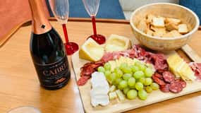 Lisboa: Crucero Romántico con Vino y Tapas Portuguesas