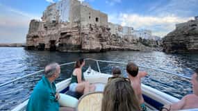 Polignano : Croisière guidée sur la côte et les grottes avec pause baignade