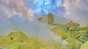 Spettacolo delle fumarole di zolfo: spedizione all'interno del vulcano