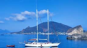 Pisa: Coastal boat tour with aperitif and lunch on board