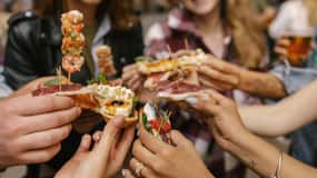 Barcelona: Tapas Food Crawl Walking Tour with Tastings