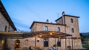 Aperitivo sulla terrazza del Podere Montale al tramonto