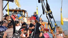 Alanya: Öğle Yemeği ve Sınırsız İçki ile Korsan Teknesi