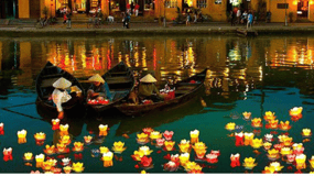 Hoi An: paseo en barco por el río Hoai de noche con lanzamiento de linternas