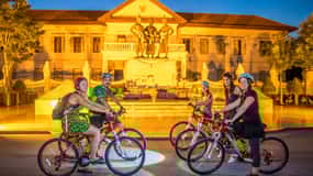 Destaques de Chiang Mai: Passeio turístico noturno de bicicleta