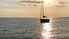 TRAMONTO - aperitivo su una barca a vela