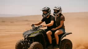 Marrakech: quad nel deserto di Agafay con cena e spettacolo con cammelli