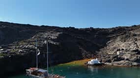 Santorin : Excursion en bateau vers le volcan et les sources d'eau chaude