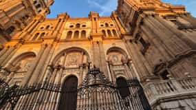 Málaga: Highlights Walking Tour with Drinks and Tapas