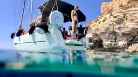 Cagliari: Sailing Tour with Snorkeling, and Prosecco Toast