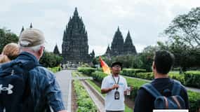 Yogyakarta: Borobudur Climb-up and Prambanan Guide Tour