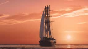 Santorini: Crucero con Cena al Atardecer por el Volcán y las Aguas Termales