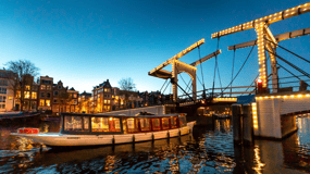 Amsterdam: Evening Canal Cruise with (Open) Bar on Board
