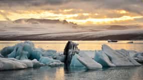 From Reykjavik: Glacier Lagoon and Fjaðrárgjúfur Canyon Tour