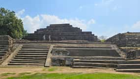 Mayaruïnes en de stad Santa Ana