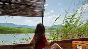Descubre las Joyas Ocultas del Lago Skadar: Un tour en barco panorámico