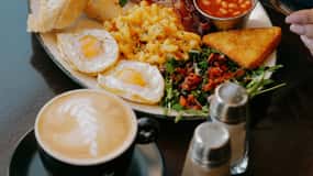 Varsavia: Colazione all'Hard Rock Cafe