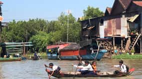 Aldeia flutuante de Siem Reap Kampong Phluk Pôr do sol com barco
