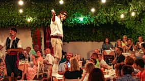 Kretisk landsbyfest, levende musikk, dansere og lokal middag