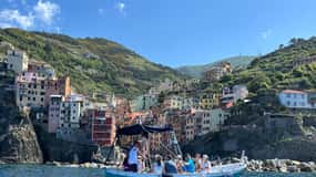 Riomaggiore: Guided Boat Tour around Cinque Terre