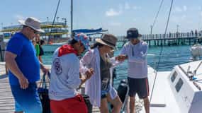 Excursión en catamarán a Isla Mujeres con snorkel y barra libre