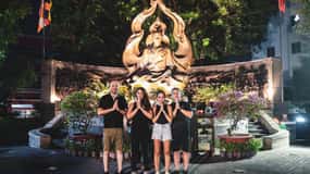 Tour privato notturno di Saigon - Scopri i siti segreti in scooter