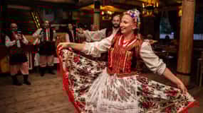 Evening Folk Show, singing, dancing and delicious food!