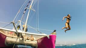 Costa Azzurra: Tour di mezza giornata in catamarano a vela sulla costa