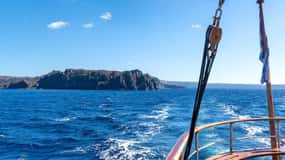 Port de Santorin : Croisière vers le volcan, les sources d'eau chaude et Thirassia