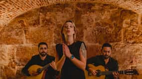 Lissabon: Fado Fadoshow med vin i en historisk lokal