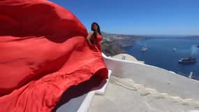Sessão fotográfica com vestido voador em Santorini com recolha no hotel