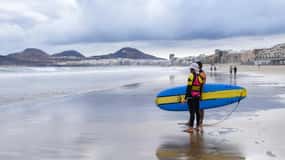 Surf lessons in Las Canteras Beach